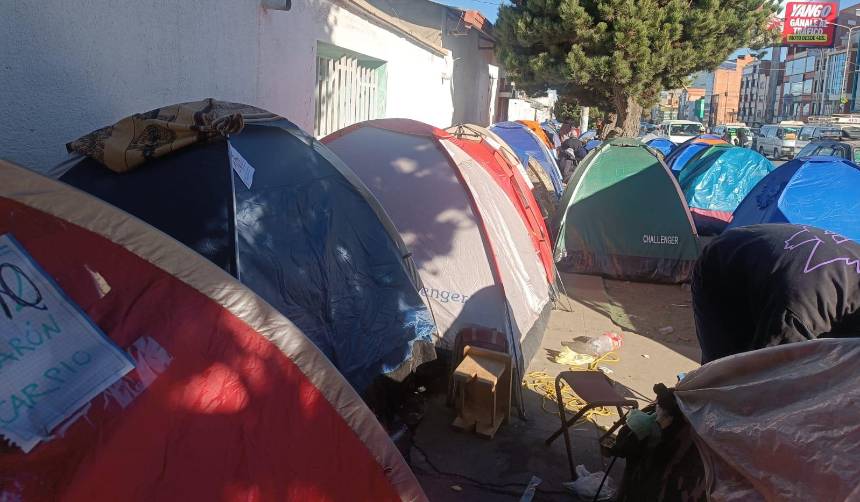 Padres y estudiantes instalan carpas en la FAB de El Alto y exigen cupos para el servicio premilitar
