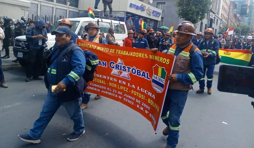 Mineros asalariados colapsan el centro de La Paz, instalan vigilia y exigen reunión con el Gobierno