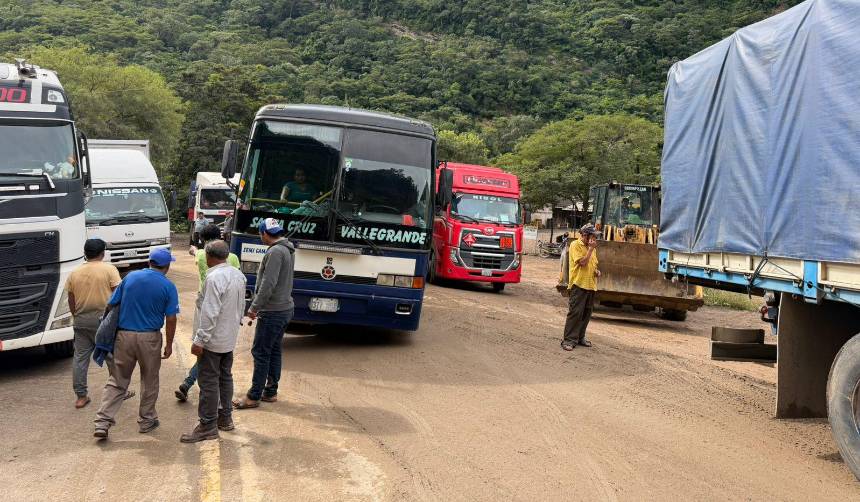 Vehículos quedan parados por el cierre del tramo La Angostura - Samaipata debido a derrumbes y caída de rocas