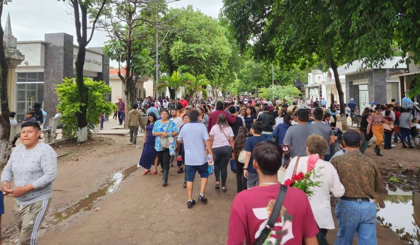 Familias aprovechan el feriado para visitar cementerios