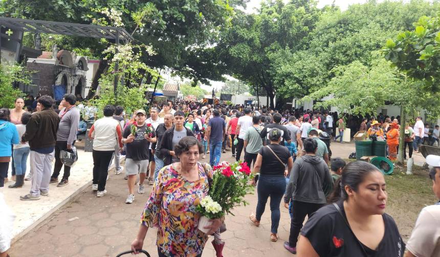 Familias llenan los cementerios en el cierre de Todos Santos 