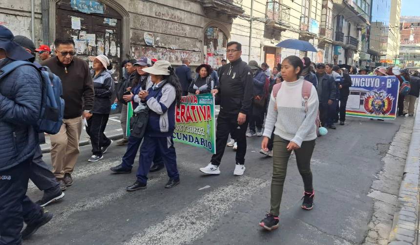 Maestros y la COB paralizan el centro paceño con marchas y bloqueos