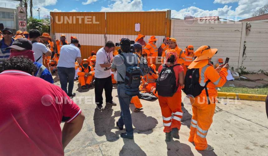 Policía gasifica la protesta de trabajadores de aseo urbano y se reactiva el flujo de camiones recolectores
