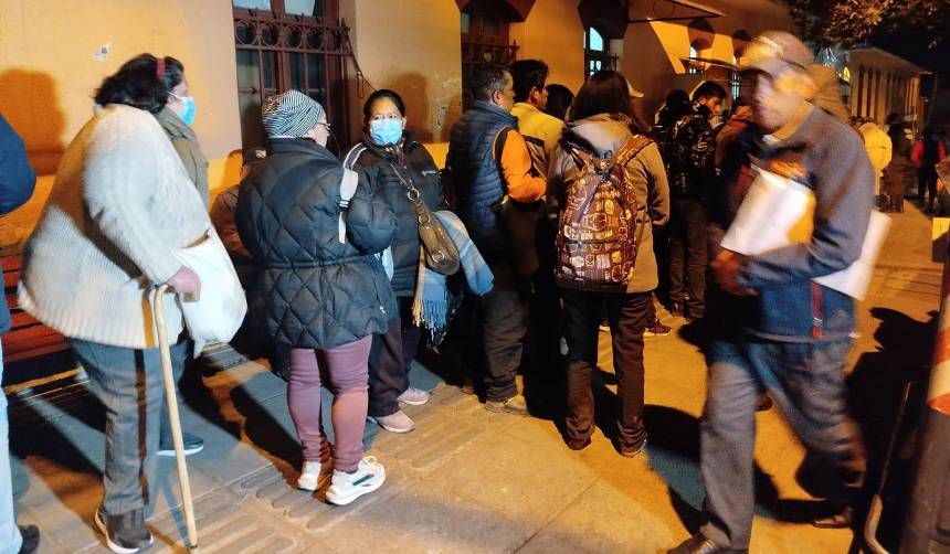 Pese a las bajas temperaturas, pacientes duermen en el piso y hacen filas en el Hospital de Clínicas