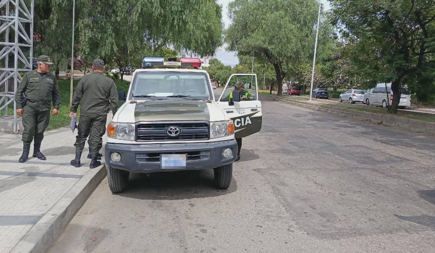 Conductor es aprehendido tras intentar sobornar a policías para que le permitan cargar combustible de manera irregular