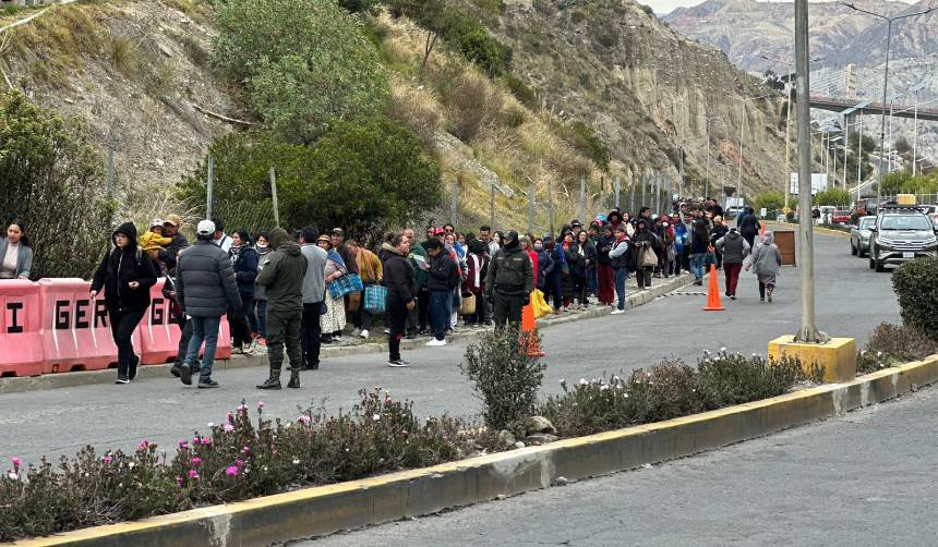 Familias en La Paz corren largos tramos para comprar pollo ante la escasez por los bloqueos 