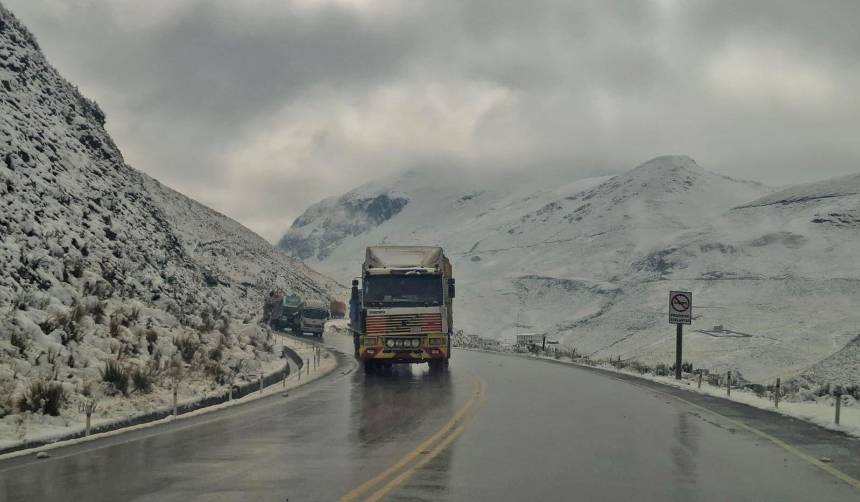 Cae una intensa nevada en La Paz y deja cubierta de un manto blanco la zona de La Cumbre