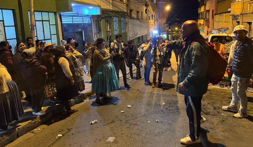 Bloqueos: Seguidores de dirigente vecinal aprehendido se enfrentan con activistas en puertas de la Felcc en La Paz 