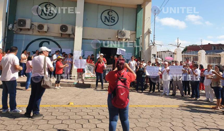 Trabajadores de la CNS ingresan desde este jueves en un paro de 48 horas, exigen la renuncia del gerente 