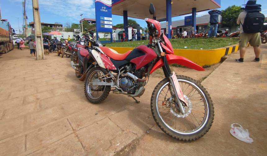 Larga fila por combustible se registra en un surtidor de la ciudad de Cobija 