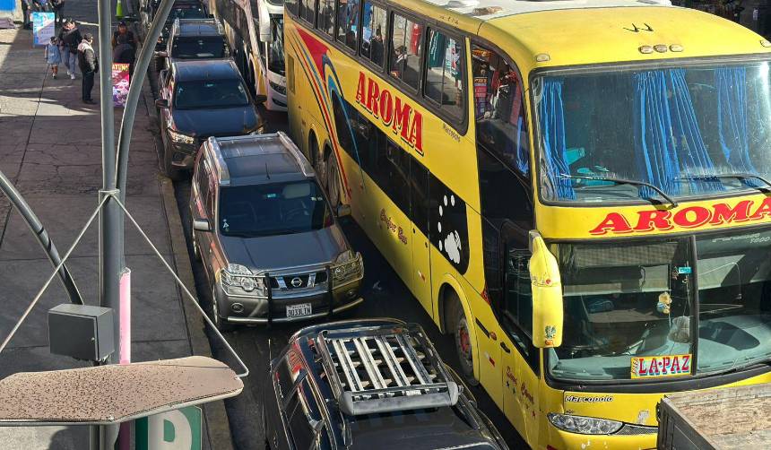 “No puedo ir a ver a mi esposa al hospital”, dice transportista que permanece en una fila por combustible