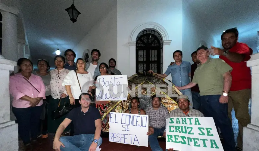 Persiste la vigilia en el Concejo de Santa Cruz por el conflicto en la directiva; ante la postura de UCS, Alberti anuncia demanda 
