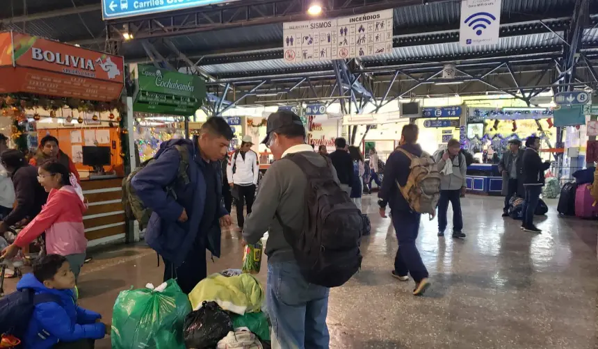 Pasajeros denuncian que el costo del pasaje interdepartamental aumentó entre Bs 50 y 200, según la ruta