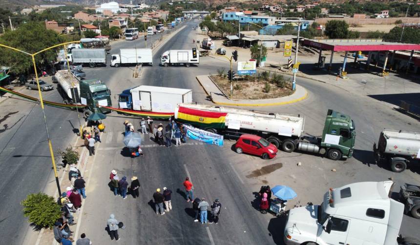 Bloqueos en Bolivia: El diálogo con Arce no llega y transportistas advierten con radicalizar medidas
