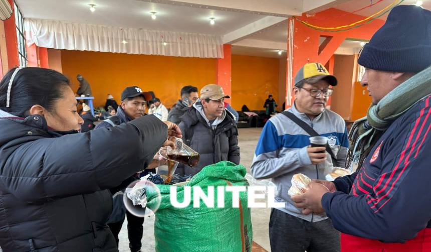 Los maestros llegan a Calamarca; marcharán hacia La Paz por el incremento salarial desde la tarde de este martes