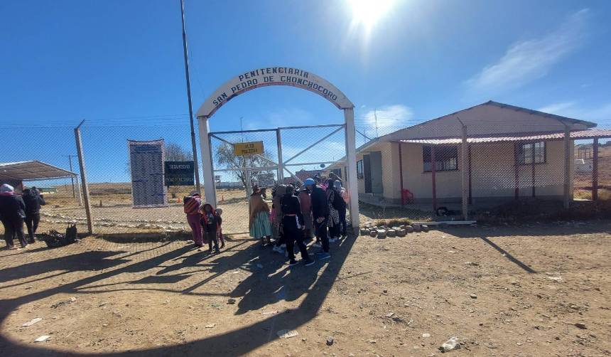 Dan detención domiciliaria sin derecho al trabajo a tres policías investigados por balacera en Chonchocoro