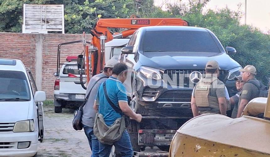 Hallan el vehículo que se presume usaron los sicarios para acribillar a un joven en el Urubó