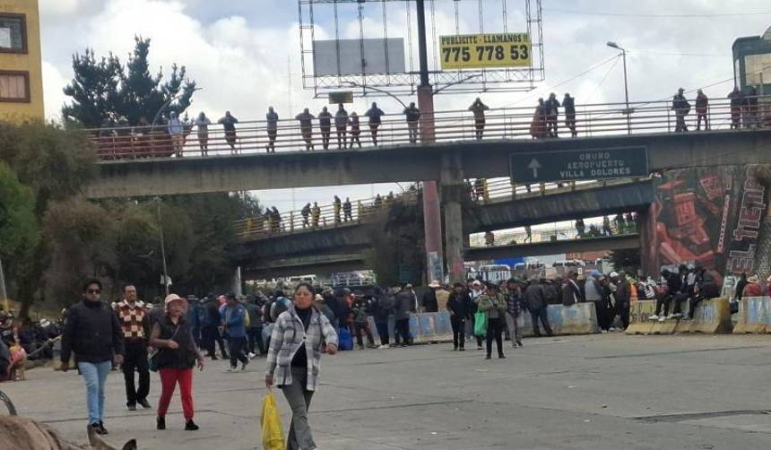Vuelve el bloqueo al peaje de la autopista La Paz–El Alto horas después del paso de policías y militares