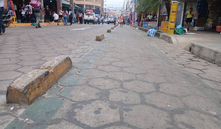 Comerciantes del mercado Los Pozos exigen a la Alcaldía retirar cordones de una calle para que estacionen sus clientes