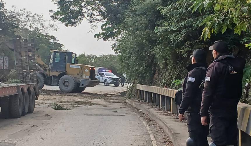 “Sin enfrentamientos”, Policía desbloquea la ruta La Paz – Caranavi en los Yungas