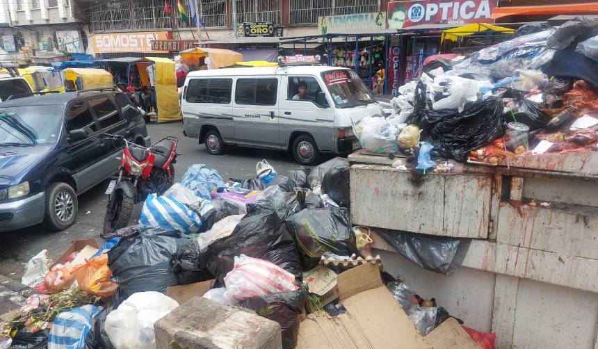 Se forman promontorios de basura en las vías de La Paz y contenedores rebalsan con desechos