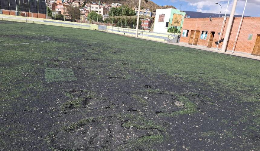 Cazador Urbano: Deportistas denuncian huecos y el mal estado de una cancha de césped sintético en La Paz 