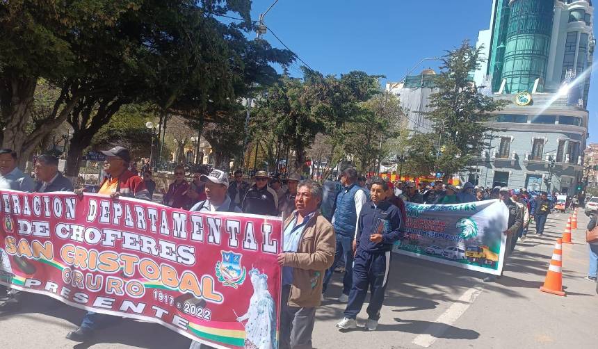Transportistas de Oruro y Potosí se movilizaron este miércoles contra la eliminación a la subvención del diésel 