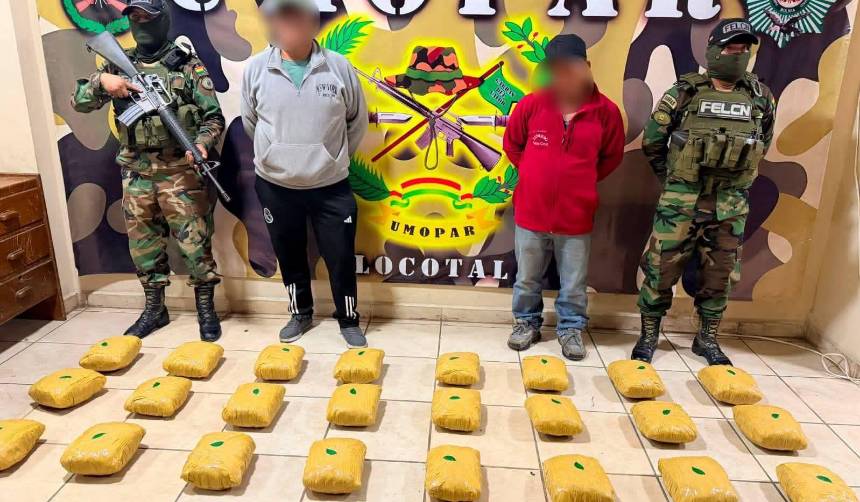 Aprehenden a dos choferes con 30 paquetes de droga en un bus con destino a Santa Cruz 
