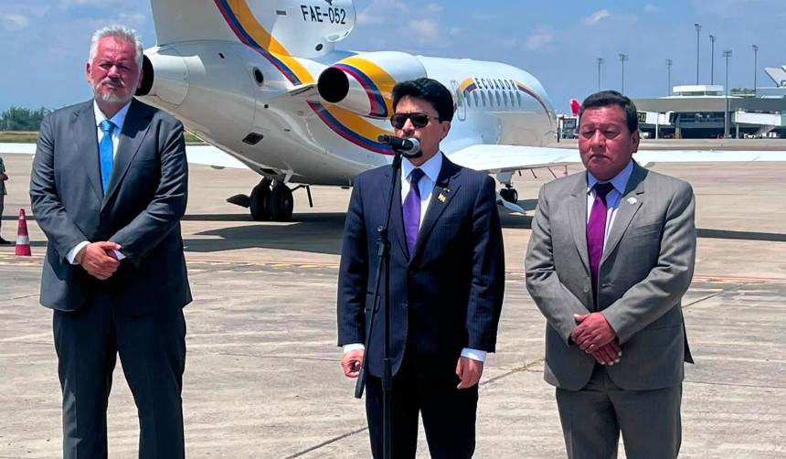 Nuevo canciller de Bolivia asiste a posesión presidencial de Colombia en representación de Paz