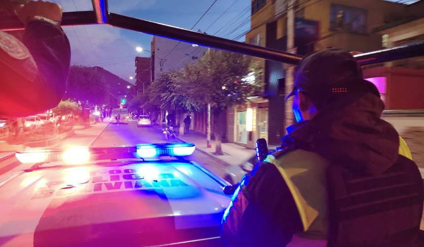 ‘Chuteros’ atacan módulos policiales, destrozan patrullas y queman el vehículo de un oficial en Potosí