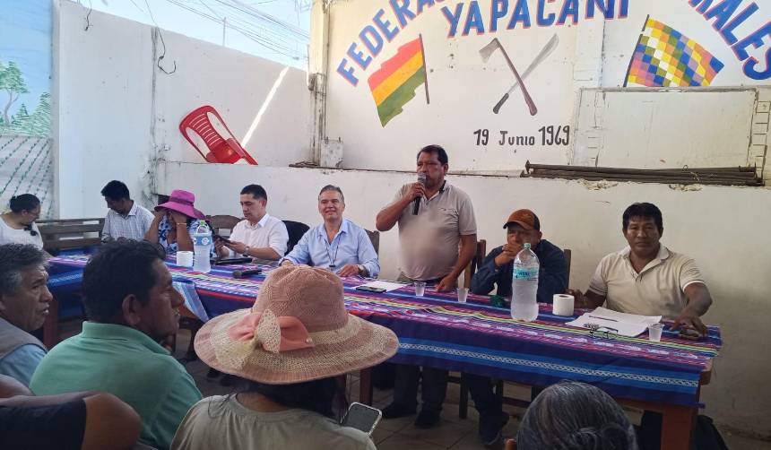 Gobierno llega a Yapacaní e instala diálogo con campesinos en busca de desactivar el bloqueo