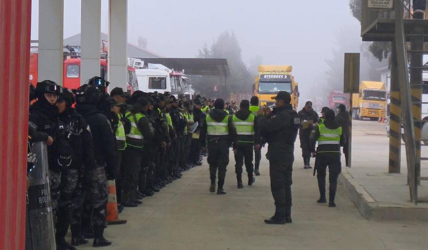 Para frenar el contrabando a Perú, el Gobierno activa operativo para resguardar los camiones con GLP en La Paz