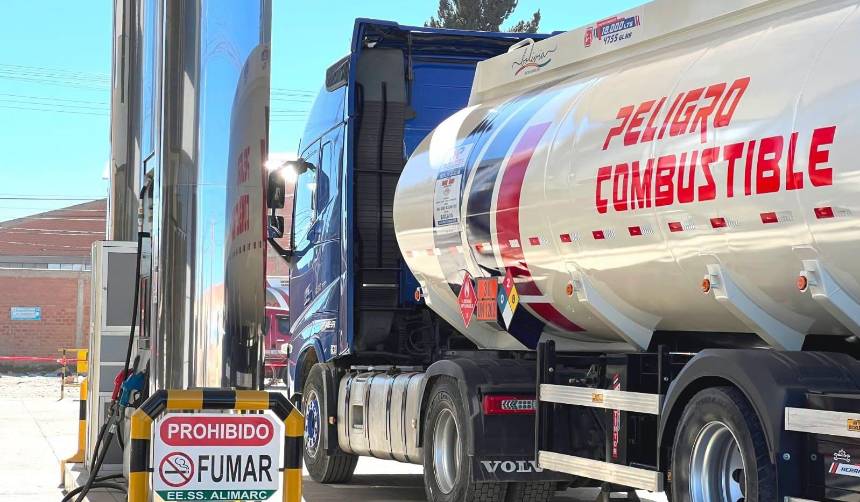 Filas por combustible: Dirigente del transporte cuestiona controles del Gobierno y dice que carburantes llegan certificados