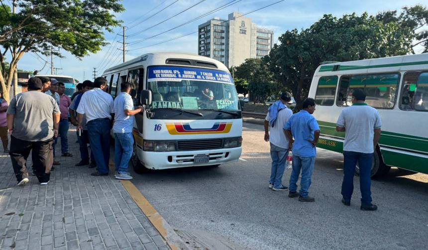 Micreros advierten que protestas seguirán hasta que se apruebe el incremento del monto del pasaje en Santa Cruz de la Sierra