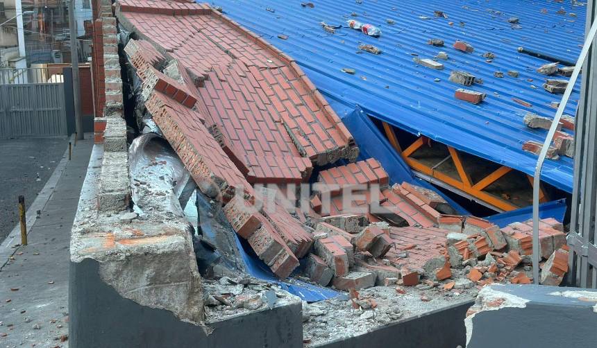 Dos policías quedaron heridos por piedras lanzadas al Ministerio de Educación y se reporta varios destrozos