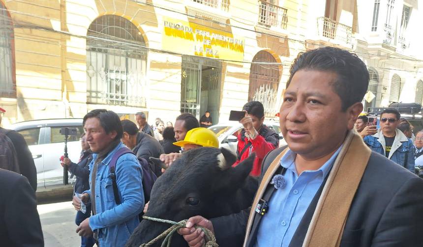 Leopoldo Chui llega con un toro al Legislativo para respaldar una consulta para reducir el salario de los diputados y senadores 