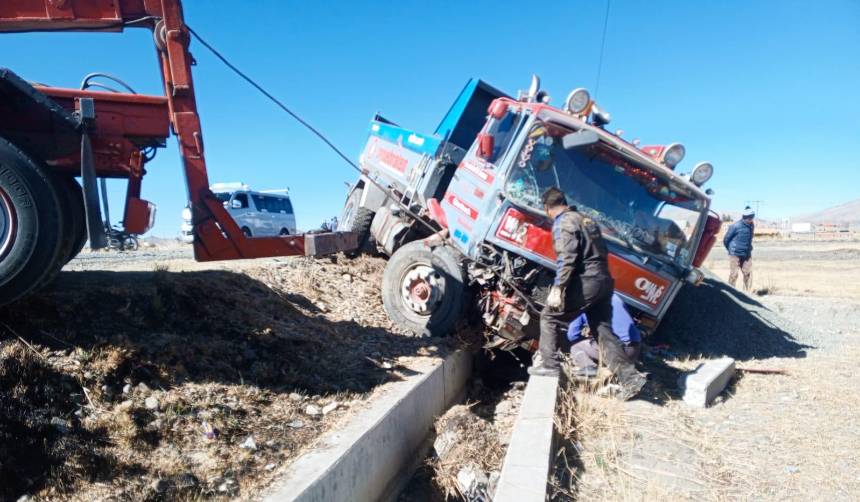 Choque frontal entre una vagoneta y una volqueta deja dos fallecidos y un herido en la ruta a Sorata