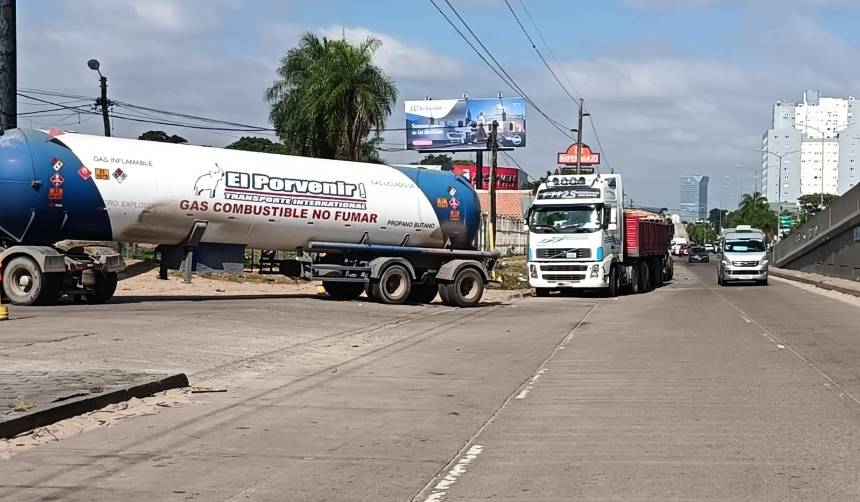 Filas por diésel persisten, mientras que la espera por gasolina disminuye, según conductores 