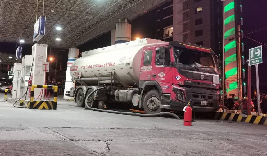 Combustible: Filas en surtidores persisten y el ministro de Hidrocarburos dice que se distribuye más de lo demandado