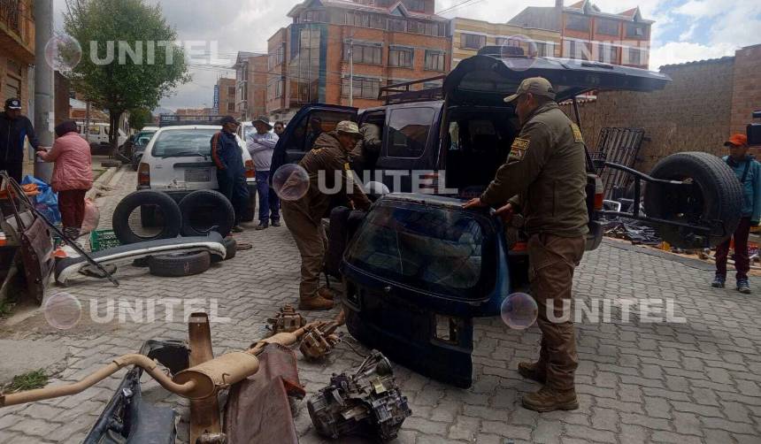Hombre halla en una feria de El Alto las partes de su vehículo robado en agosto