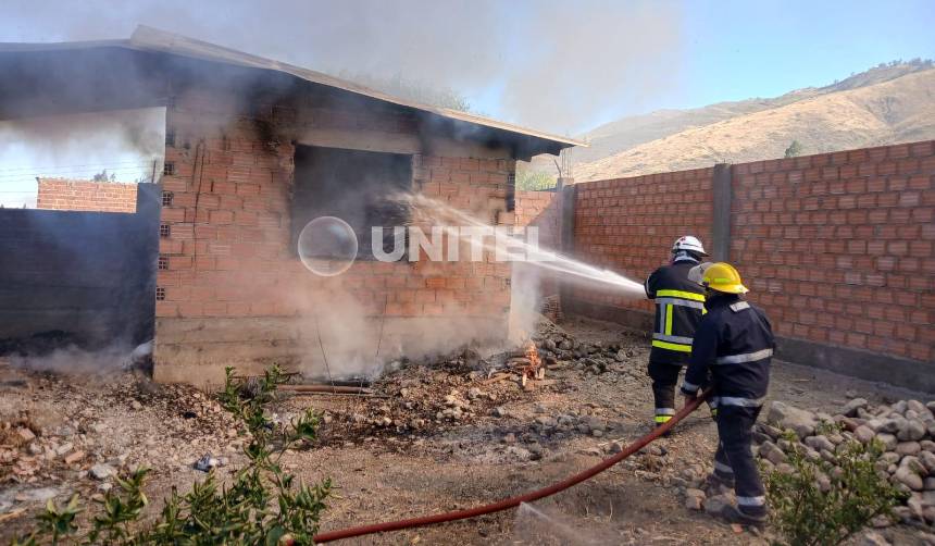 Tras una discusión, un hombre intentó quemar vivos a su esposa e hijos al encerrarlos en su casa y prenderle fuego