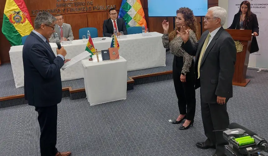 Ministro de Economía posesiona a exdirector del BCB como nuevo viceministro de Pensiones