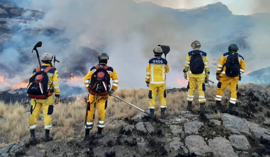 Cochabamba: Viento reactiva el fuego en el Parque Tunari