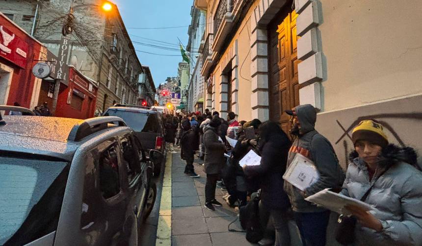 Las filas vuelven este lunes a las oficinas del Sereci de La Paz