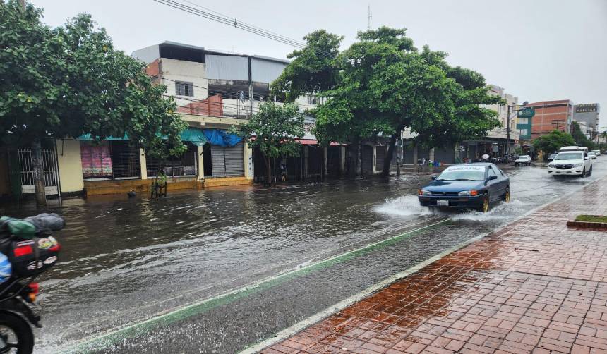 Las fuertes lluvias persistirán en el oriente y el trópico, mientras que en los valles se esperan precipitaciones ligeras