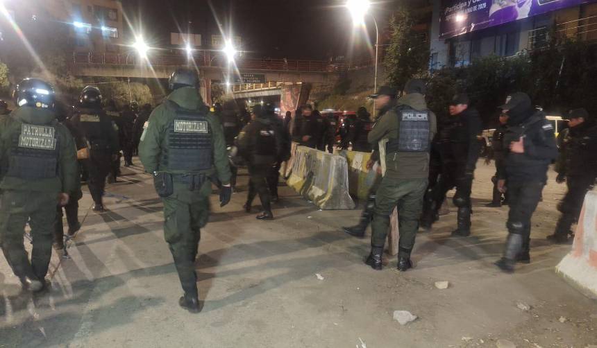 Tras el anuncio de un corredor humanitario, la Policía desbloquea el peaje de la autopista La Paz - El Alto