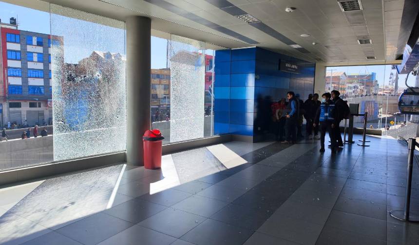 Movilizados se rearticulan en Río Seco y otras zonas de El Alto; hubo ataques a infraestructura del teleférico 