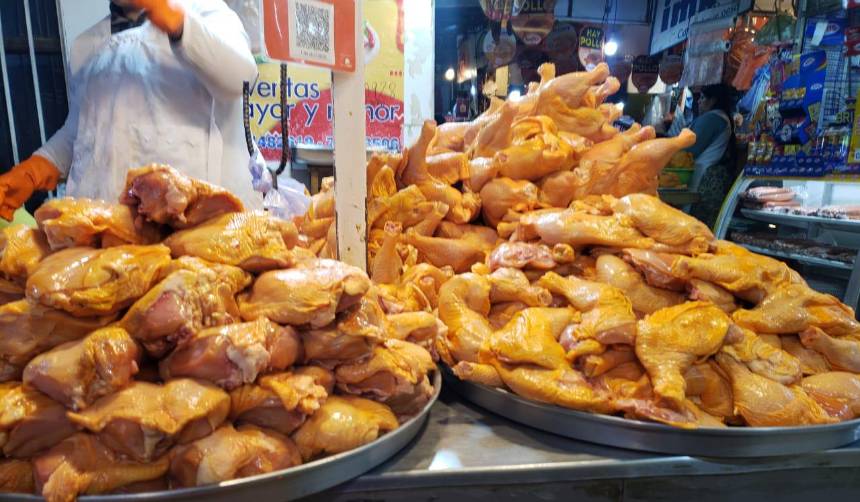 El precio del kilo de pollo baja hasta los Bs 15 en La Paz, según comerciantes