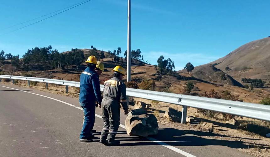 Bloqueos en la carretera Santa Cruz-Sucre obligan a usar rutas alternas que suman 5 horas al viaje