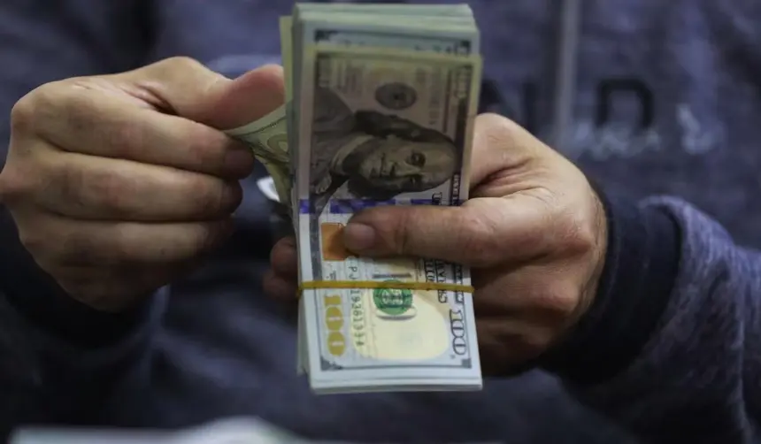 En dos meses de régimen cambiario flexible, el dólar fluctuó entre Bs 9,73 y Bs 12,15